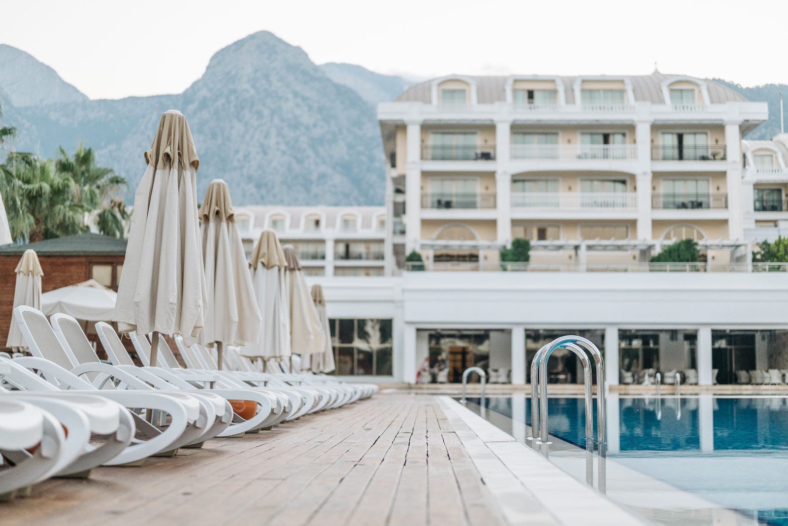 Zona de piscina y edificio de un hotel vacacional