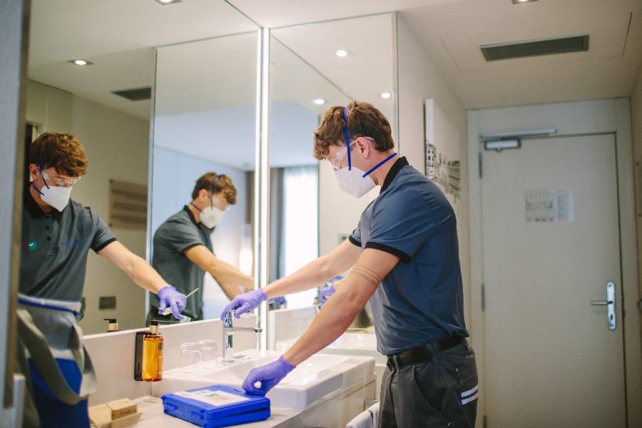 Toma de muestra de agua de consumo en el baño de una habitación