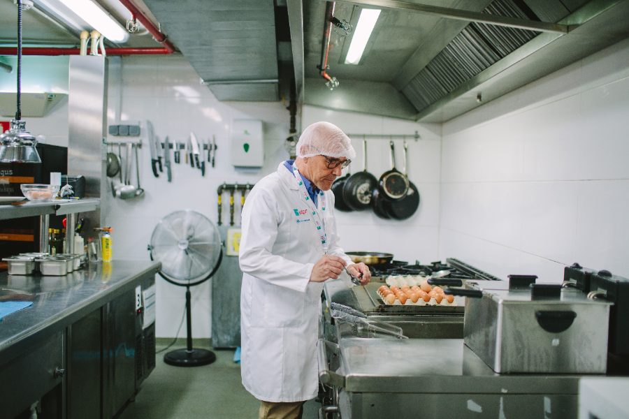 Técnico revisando la cocina de un establecimiento