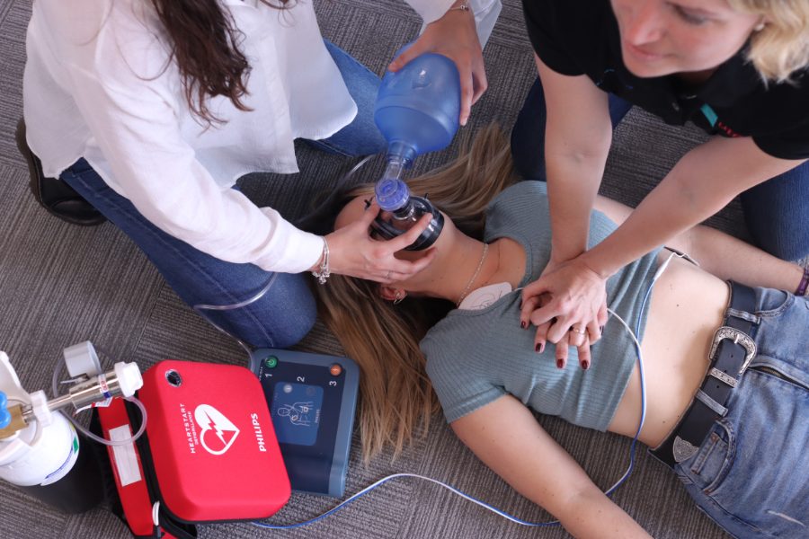 Prácticas de soporte vital básico con desfibrilador DEA
