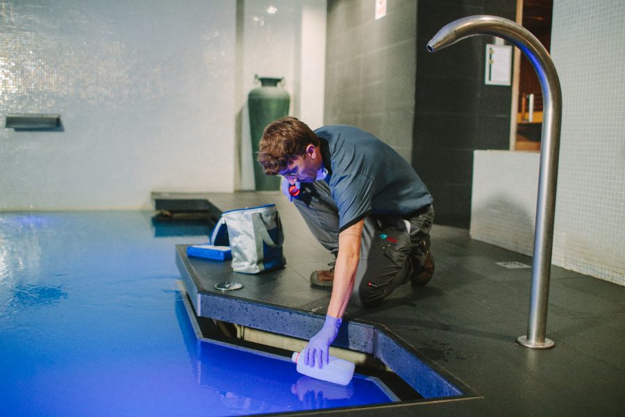 Técnico tomando muestras de agua en la zona de spa de un hotel